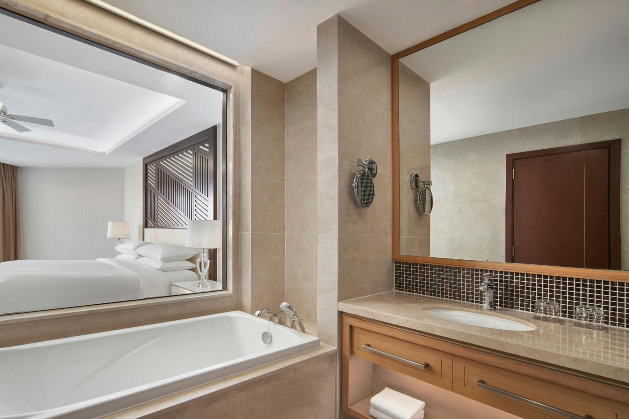 Renaissance & 5* Hoi An