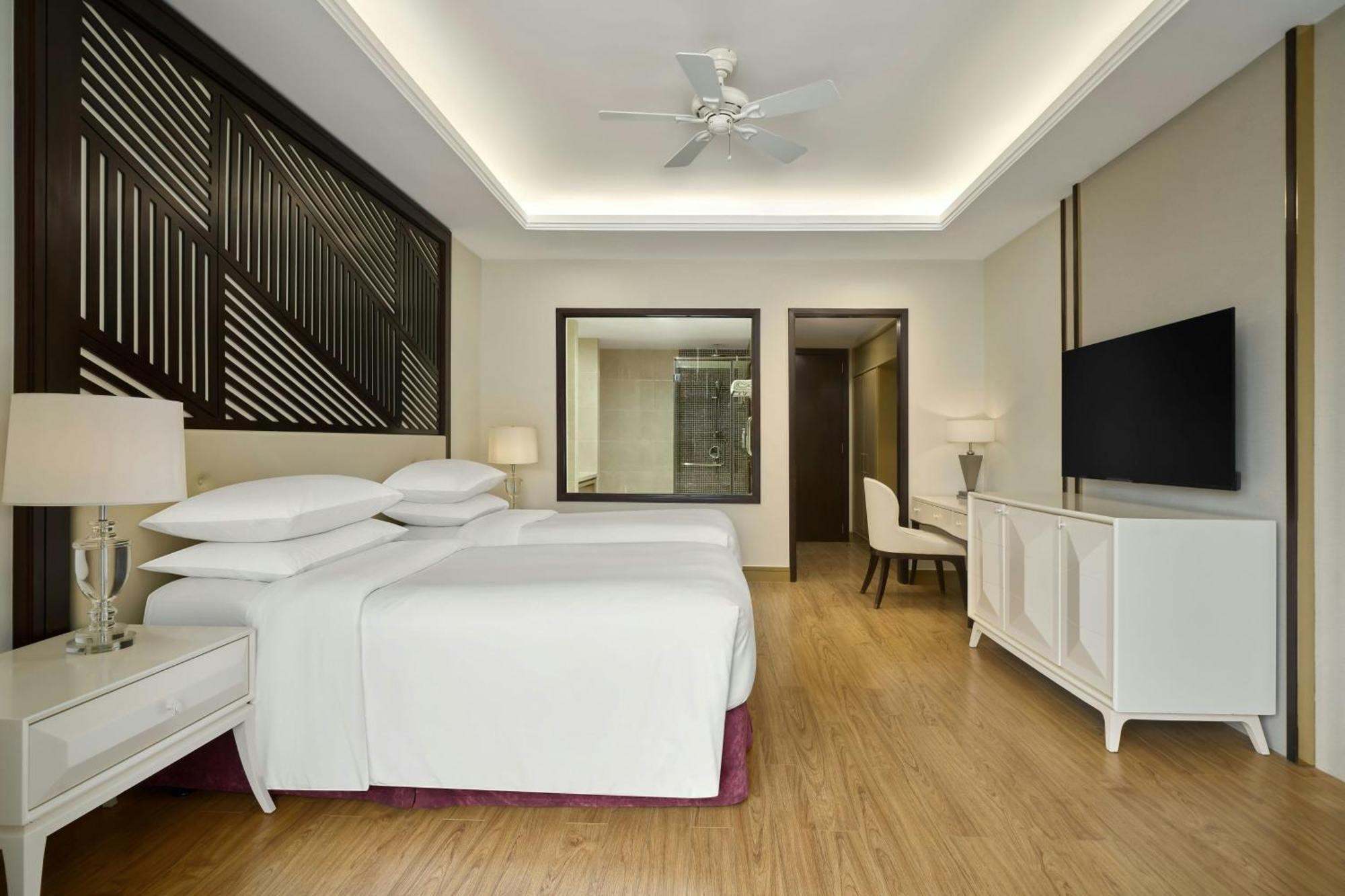 Renaissance & Resort 5*